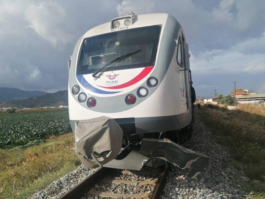 Yolcu treni hemzemin geçitte otomobile böyle çarptı 7